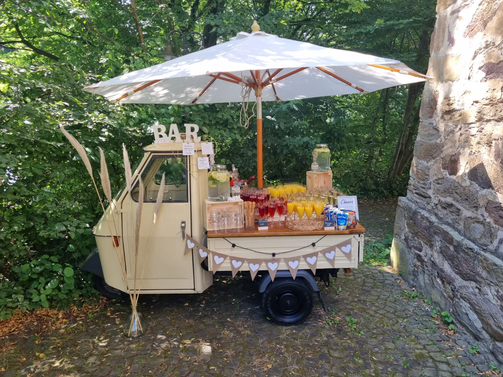 Die Piaggio Ape Bar vor der Alten Kirche am Johannisberg in Leichlingen