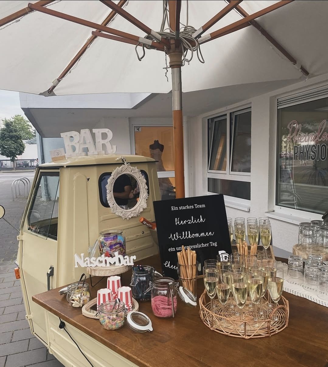 Naschbar auf der Piaggio Ape mit Bonbongläsern, Popcorntüten und Sektgläsern