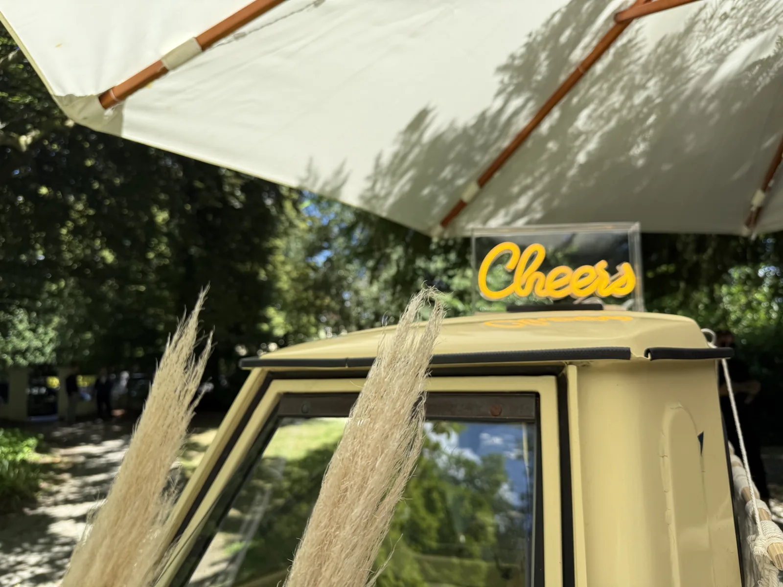 Piaggio Ape Bar mit Sonnenschirm vor Haus Grünewald in Solingen, Theke für den Sektempfang eingedeckt
